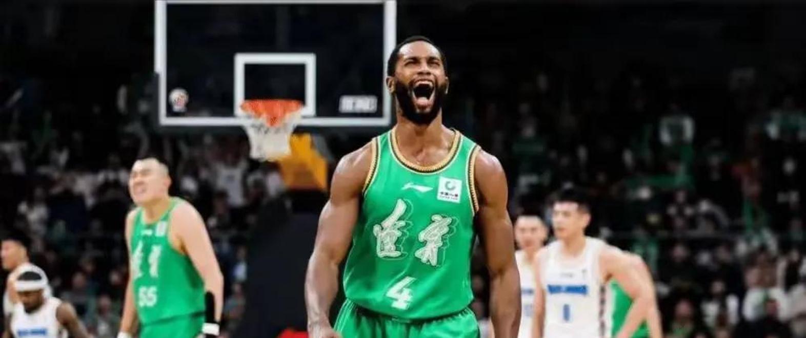 球员表现亮眼，球队士气高涨