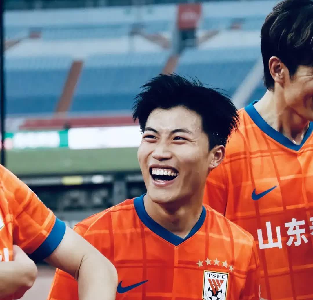 关于格列兹曼场边指挥情绪激动，切尔西队员怒摔水瓶的信息